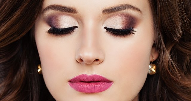 Eyeshadow plays an important role to make stunning look for women 