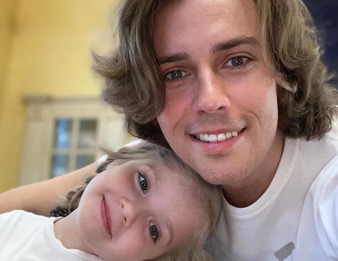 «Будем смотреть фильм»: Галкин с двойняшками Гарри и Лизой устроили кинопоказ