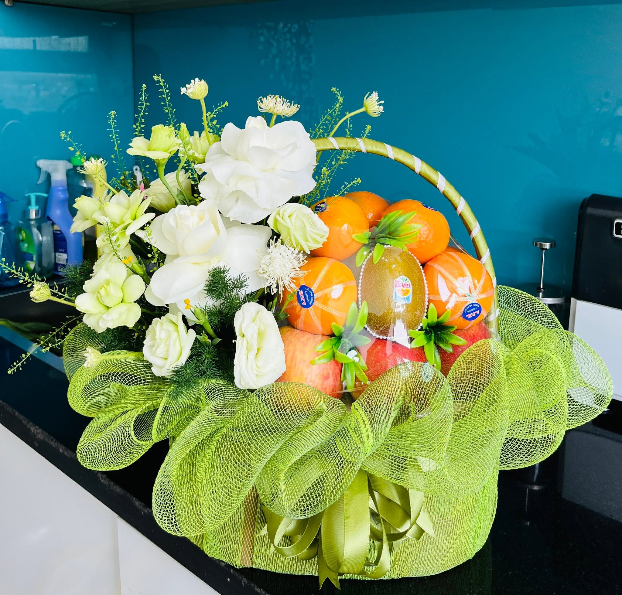 Giỏ Quà Thanh Phúc – Hoa Trắng & Trái Cây Nhập Khẩu