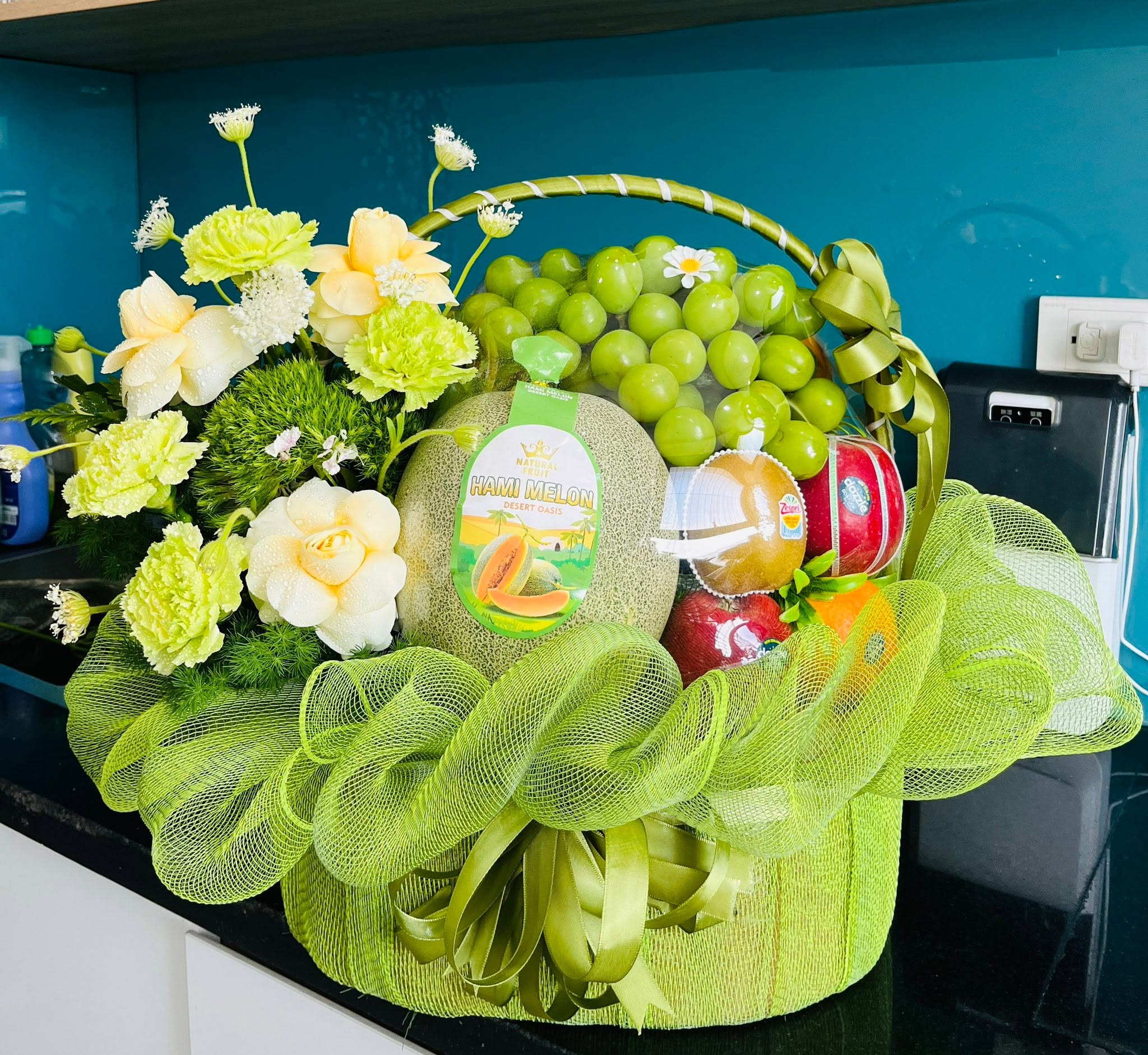 Giỏ Quà Lộc Xanh – Dưa Lưới, Nho Mẫu Đơn & Hoa Tươi