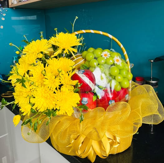 Giỏ Quà Kim Phúc – Nho Xanh, Táo Đỏ & Hoa Cúc Vàng