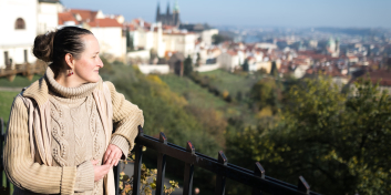 60mgcv9pnwwcpkg-pruvodkyne-kristyna-makova-praha-krizem-krazem-strahovsky-klaster-vyhlidka-praha-prazsky-hrad-petrin-parky-foto-dana-stepanova-archiv-prahy-krizem-krazem.jpeg
