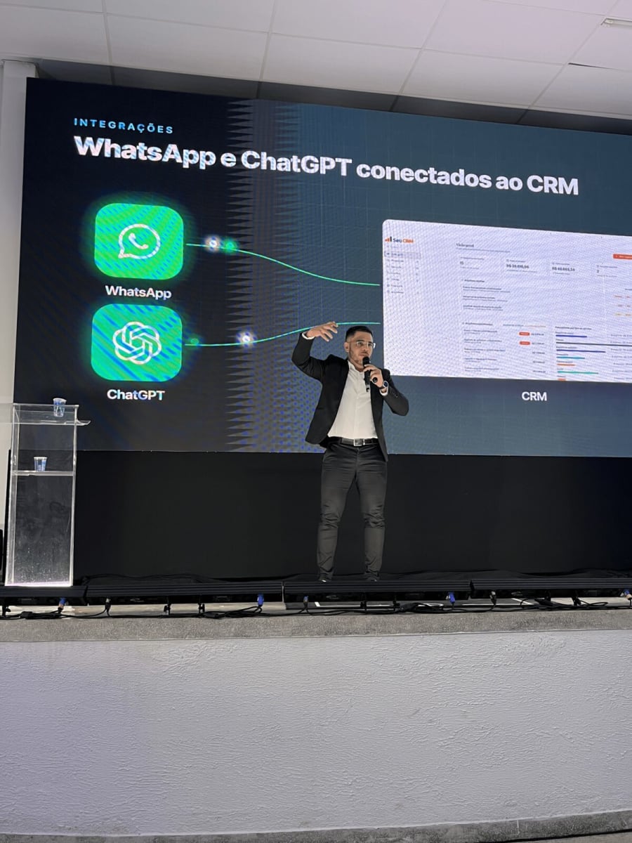 Slide de integrações mostrando WhatsApp e ChatGPT conectados ao CRM
