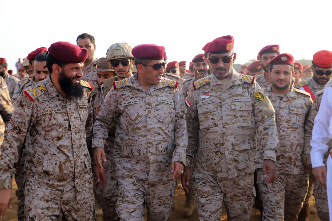 رئيس هيئة الأركان العامة يتفقد الوحدات العسكرية والمقاتلين في جبهات مران ورازح بمحافظة صعدة