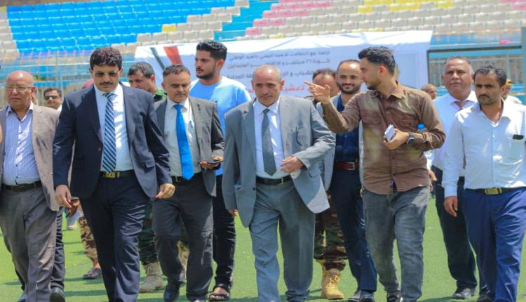 وزارة الشباب تسلم مشروع تعشيب ملعبي الشهداء والأهلي بتعز للشركة المنفذة