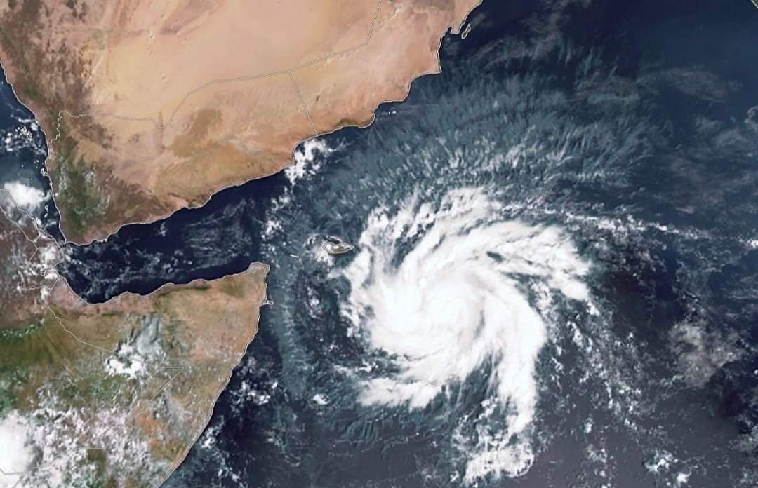 محافظة سقطرى يترأس اجتماع لمناقشة الاستعدادات لمواجهة العاصفة "تيج"