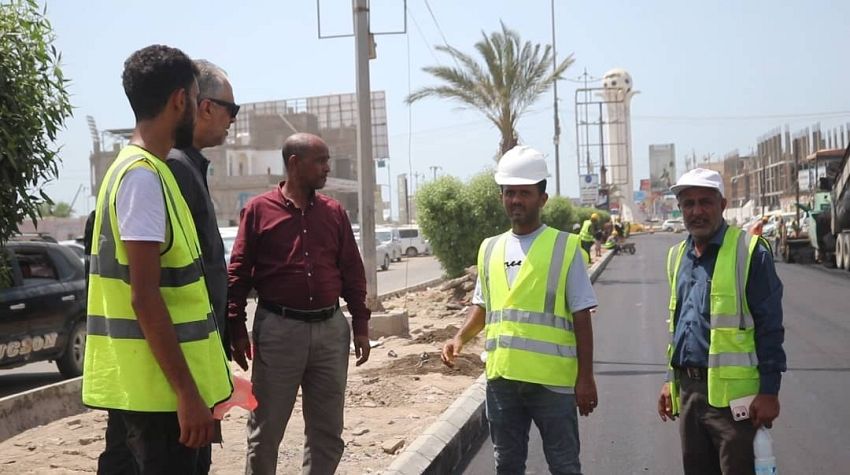 بدء سفلتة طريق حيوي بمديرية الشيخ عثمان في عدن