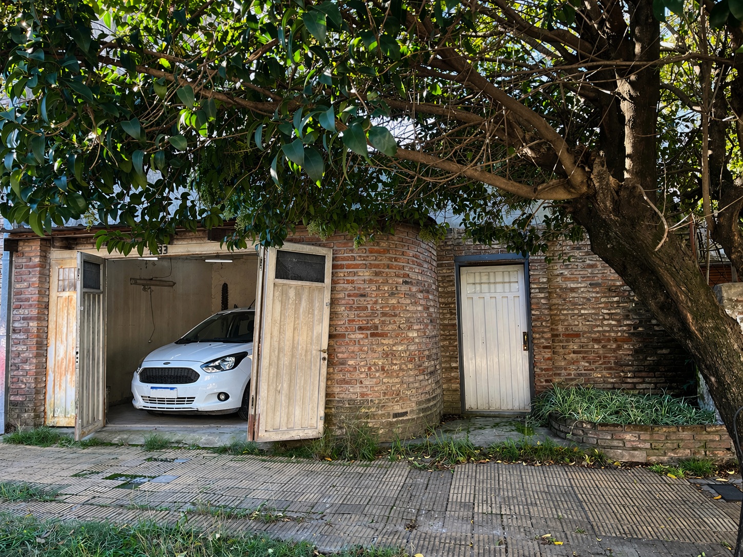 Lote con mejoras en venta- ideal emprendimiento Castelar sur