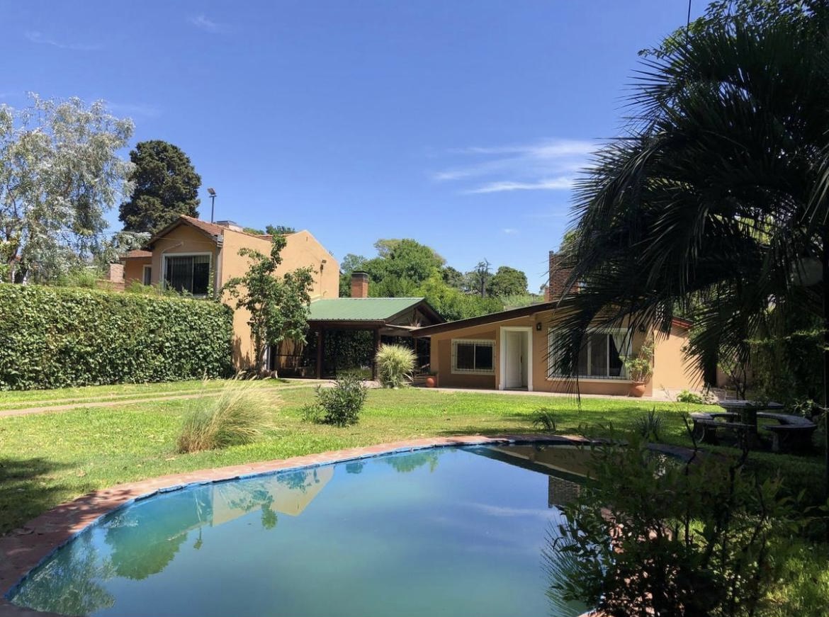Casa 3 ambientes con pileta en Parque leloir