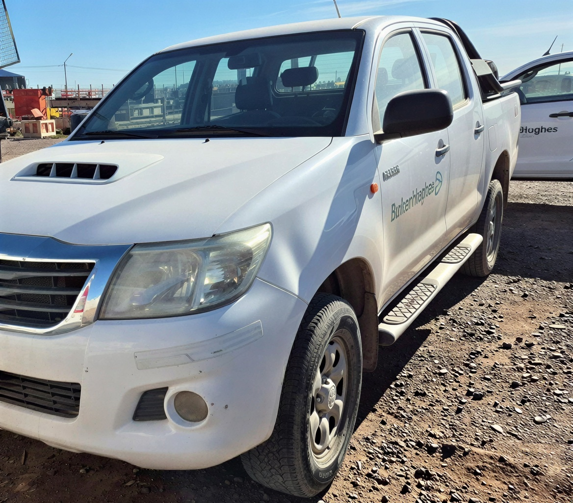 Vista general de la Hilux 2014 antes del servicio, con las ópticas delanteras opacas que apagan la presencia del frente.