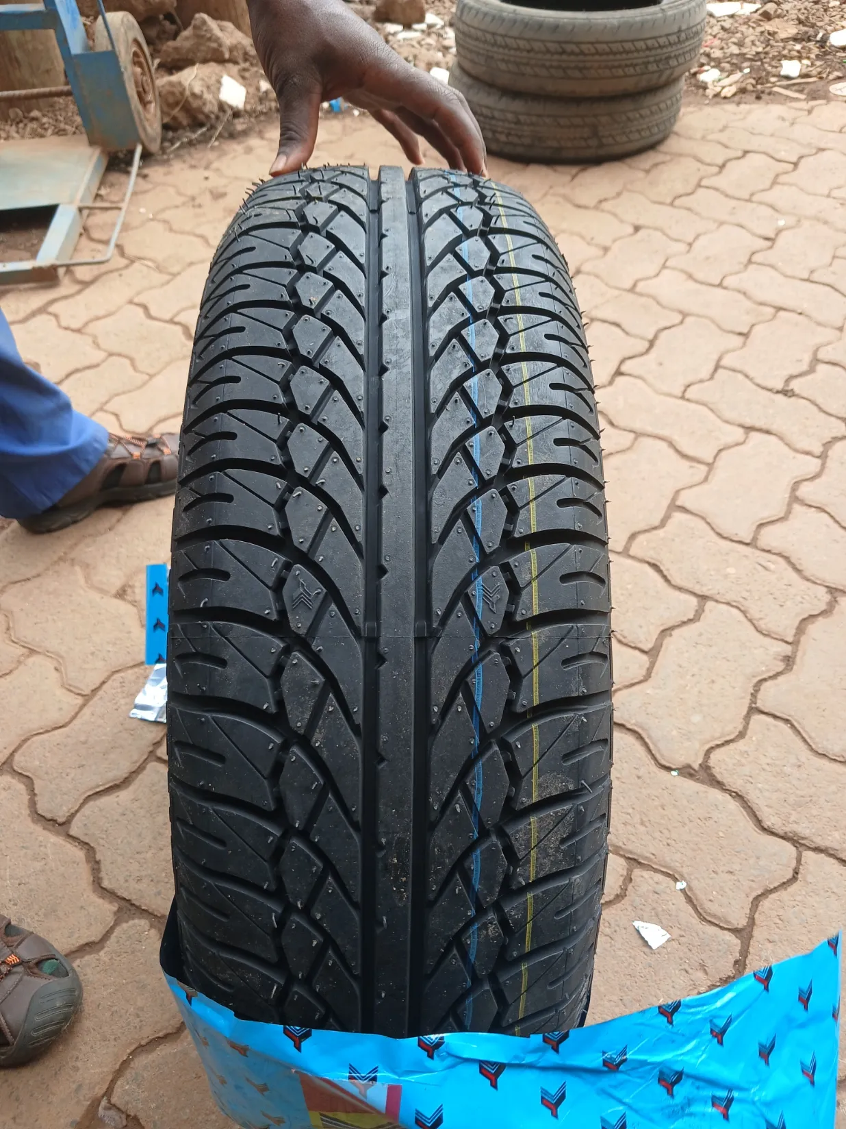 Amaron Detailing tyre