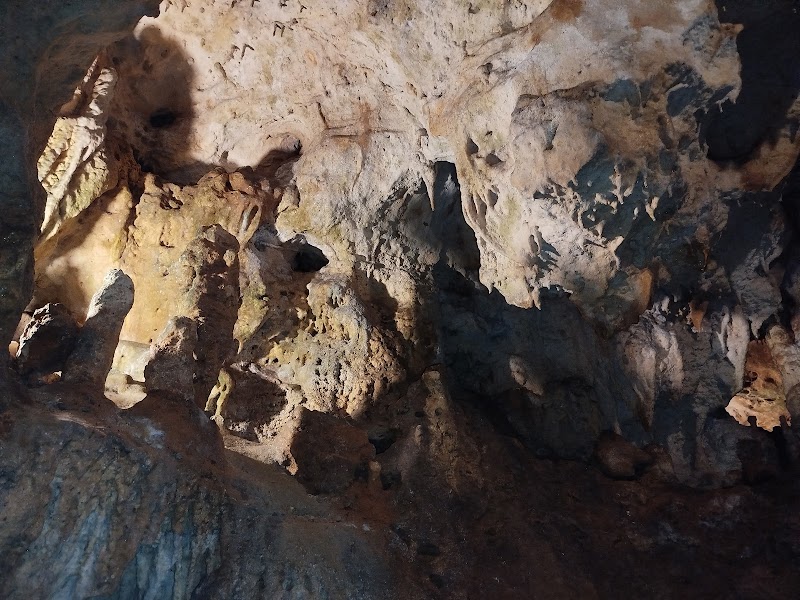 Activité team building Grottes du Quéroy  à Chazelles pour événements professionnels