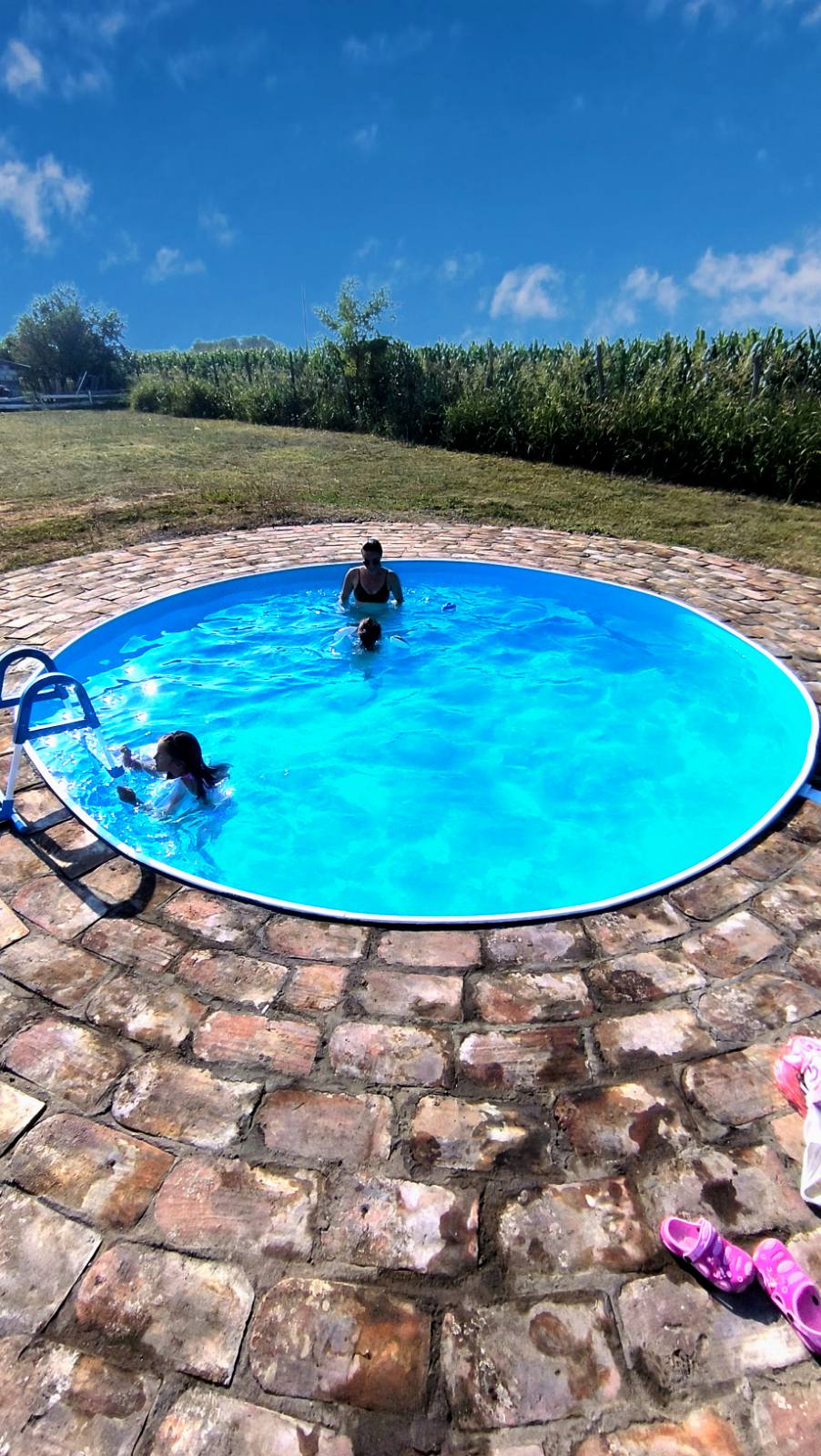 Naš bazen sa pool barom.