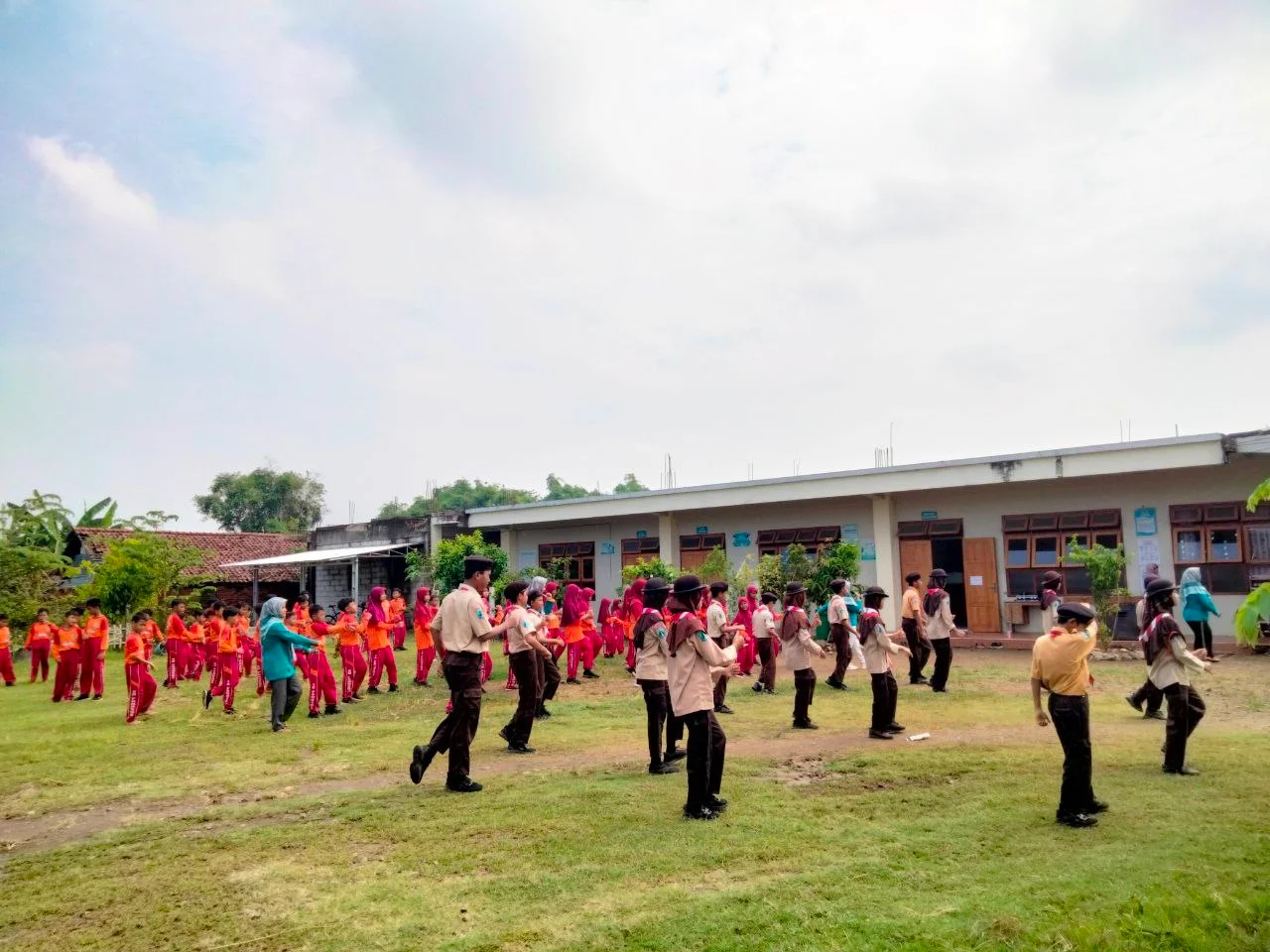 Kegiatan senam dilapangan