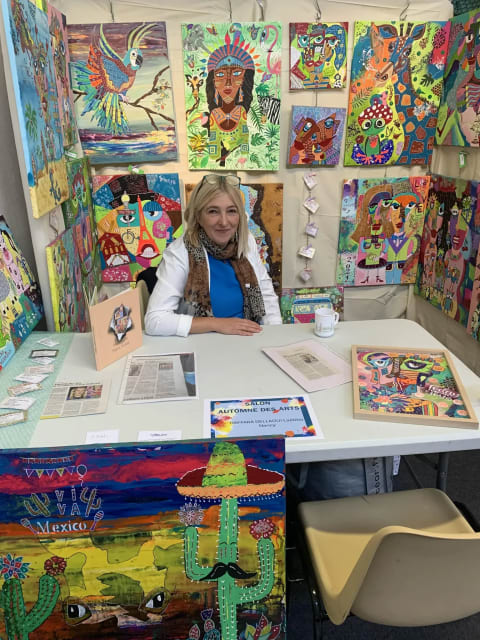 Laetitia Daffara entourée de ses tableaux