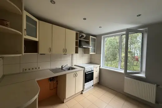 Zemes iela 10, Pļavnieki, Rīga