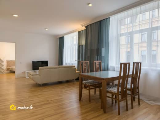 Ernesta Birznieka-Upīša iela 10, Rīga, Centrs
