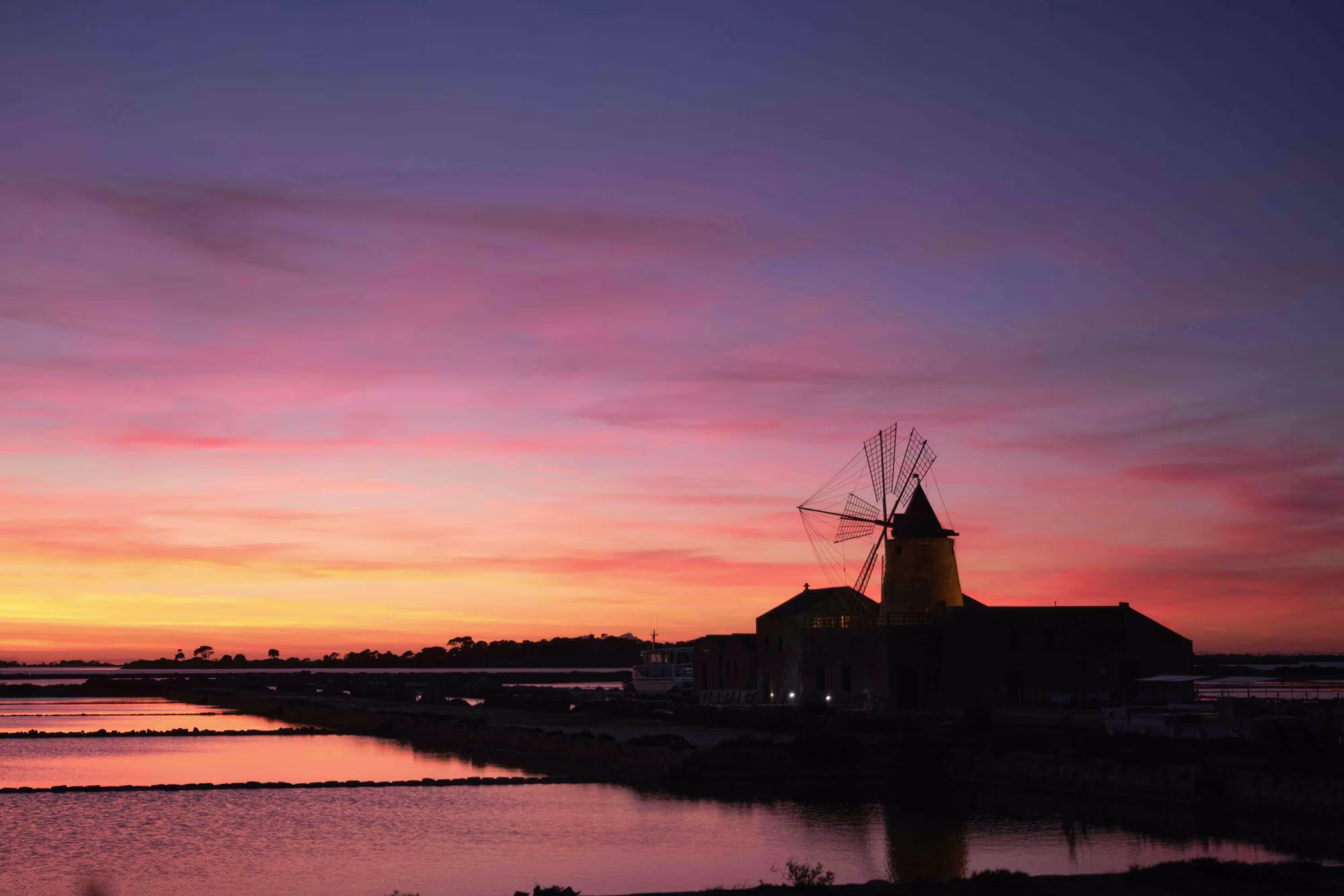 La magia del tramonto alle Saline di Marsala: quando il vento si placa, la laguna si tinge di colori indimenticabili.