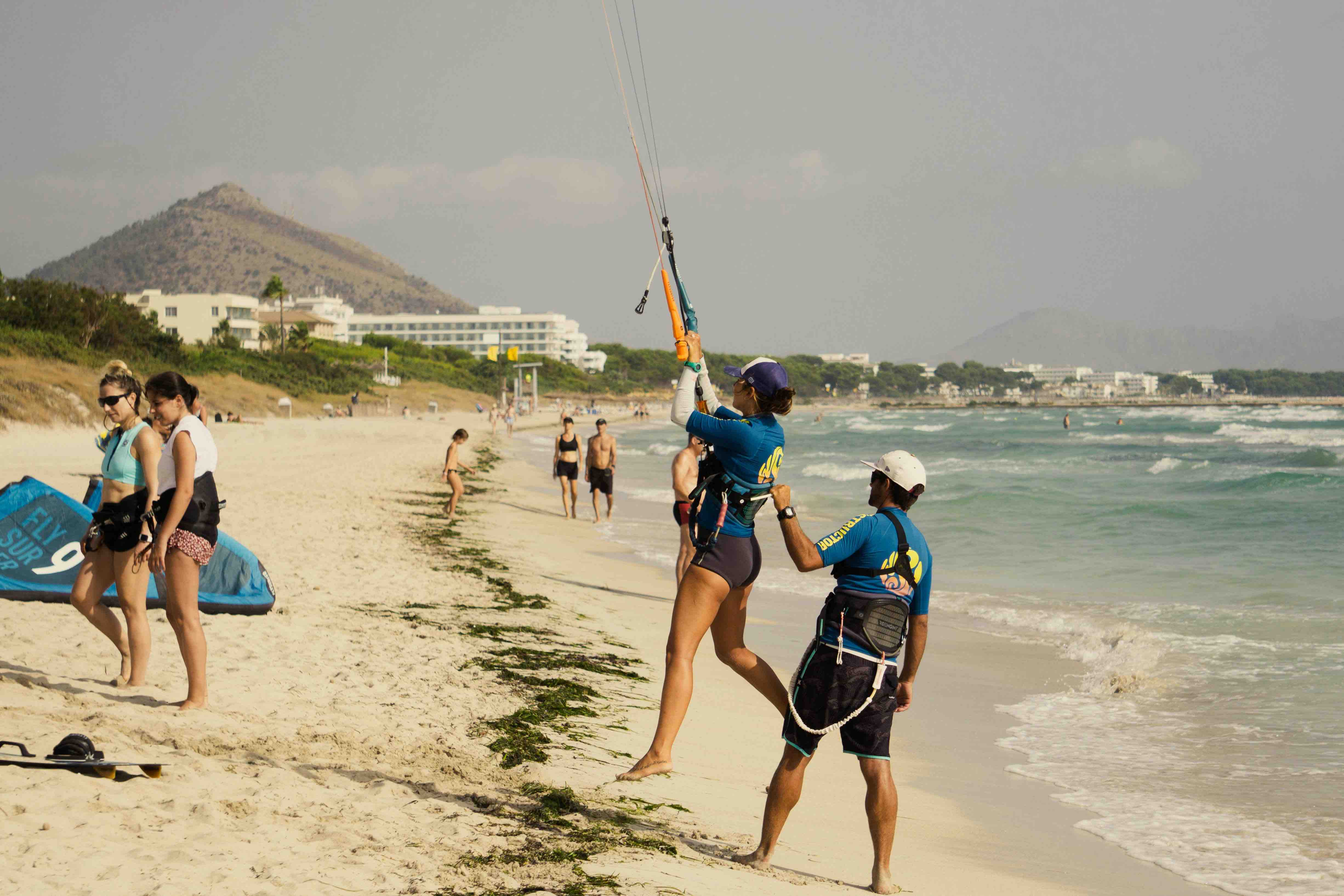 Kitesurfen lernen am Stagnone: Wie viele Stunden man braucht und wie der Kurs abläuft
