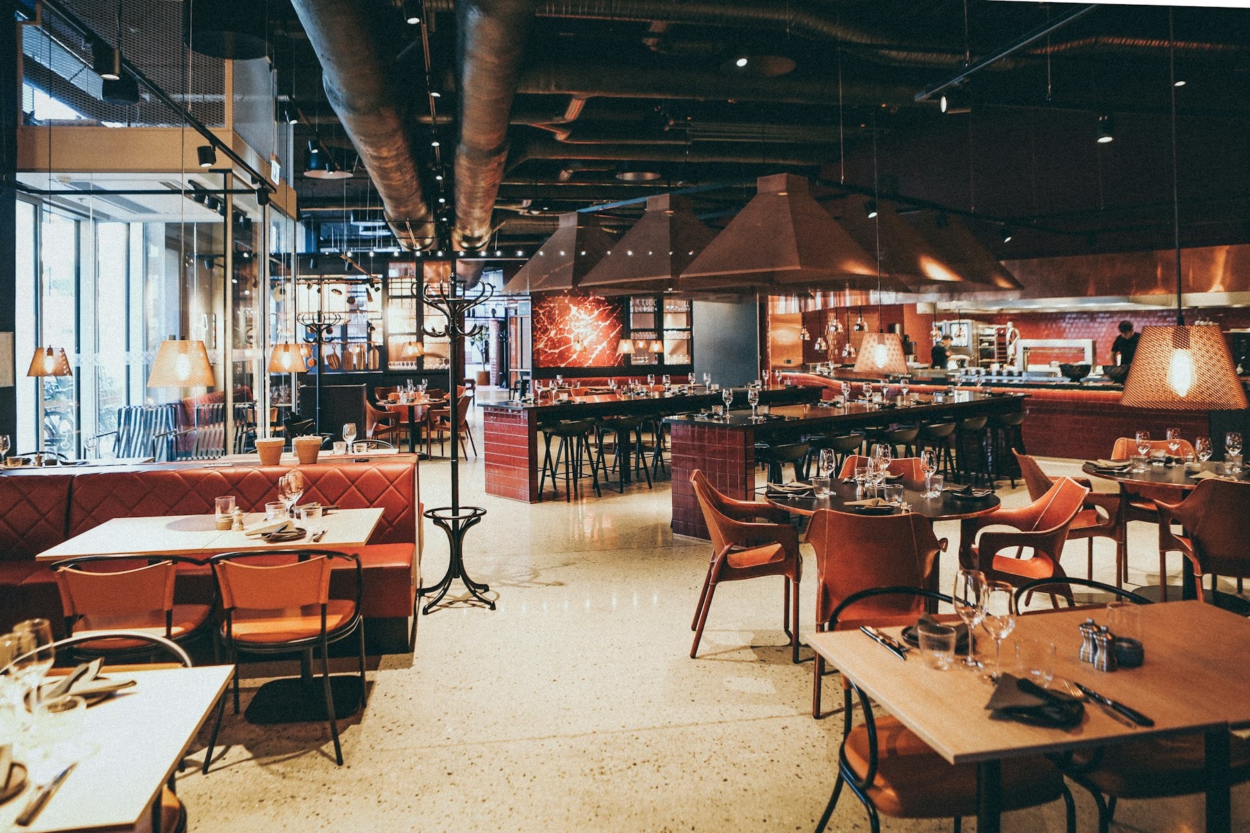 Interior restoran yang hangat dan nyaman