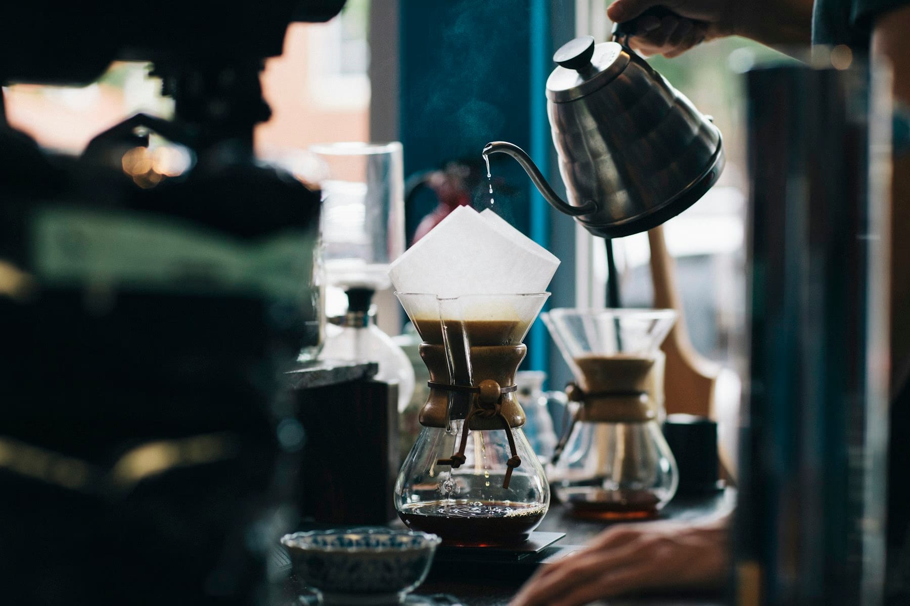 Barista sedang menyiapkan kopi di cafe modern