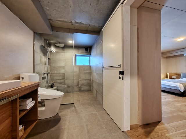 Bathroom (1/F)