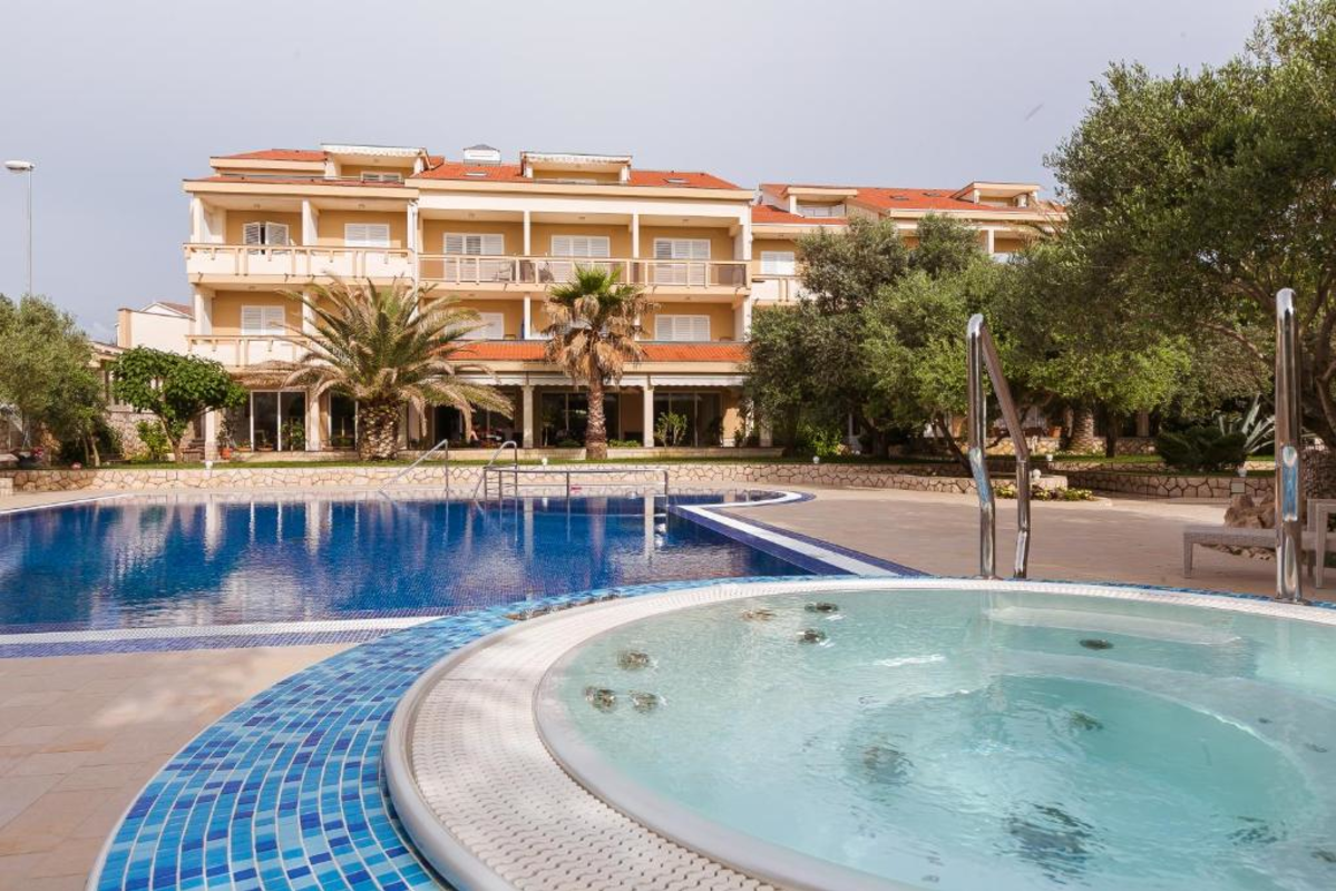 City Pool Apartments 