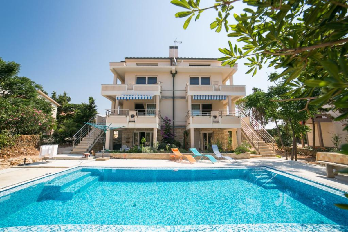 Pool  Apartments Luxury Living