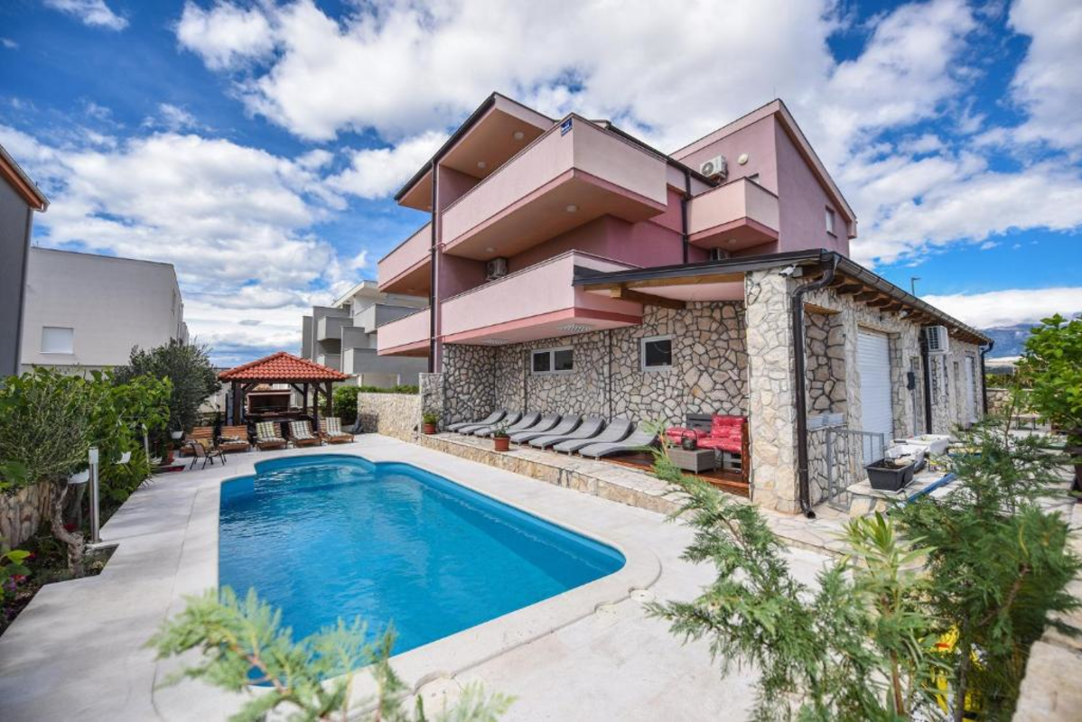 Tiffany Pool  Apartments