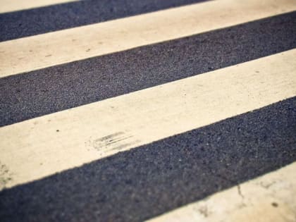 В Евпатории пешеход переходил дорогу на "красный" и попал под колеса