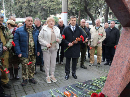 Ялтинцы возложили цветы к памятному знаку воинам-интернационалистам