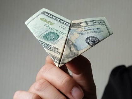 С начала СВО совокупный отток капитала из России достиг $253 млрд, следует из подсчетов московского Центра макроэкономического анализа и краткосрочного прогнозирования (ЦМАКП)