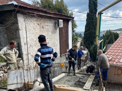 В Гурзуфе продолжается ремонт лестницы в центре посёлка