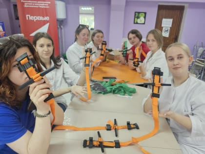 Крымские студенты передели в зону СВО жгуты, окопные свечи и продукты питания