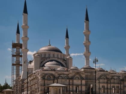 Соборную мечеть Крыма начали расписывать