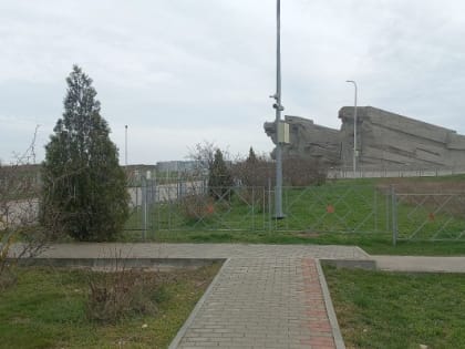 НА ТЕРРИТОРИИ МЕМОРИАЛЬНОГО КОМПЛЕКСА «АДЖИМУШКАЙ» ПРОВЕЛИ СУББОТНИК