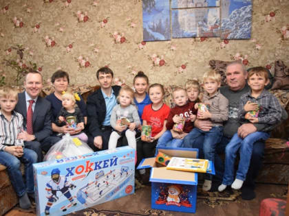 Константин Бахарев посетил воспитанников приемной семьи в селе Миролюбовка