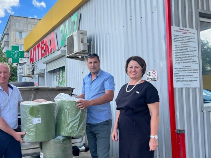 Оксана Сацик передала ткань для плетения маскировочных сетей волонтёрам Красногвардейского района