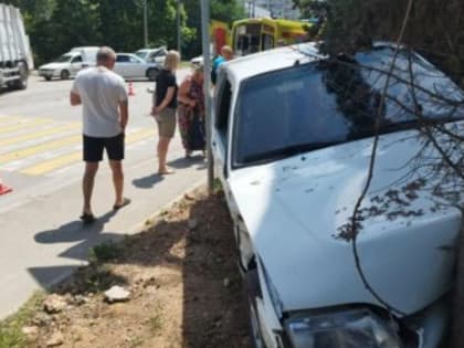В Севастополе водитель автомобиля врезался в иномарку и наехал на велосипедиста