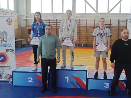 Все победители и призеры первенства ЮФО по женской борьбе среди девушек до 18 лет
