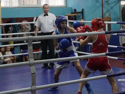 Боксёры Керчи почтили память тренера Виктора Дубина