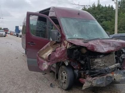 В Симферополе легковушка врезалась в микроавтобус с детьми