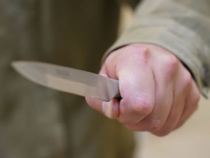 На остановке в Севастополе пьяная семейная пара устроила поножовщину