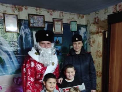 В Раздольненском районе Полицейский Дед Мороз поздравил детей с новогодними праздниками