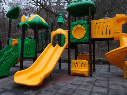 В Ялте обновляют детские площадки