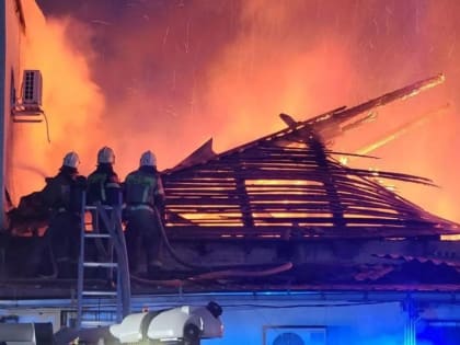 В Симферополе полыхает большой склад