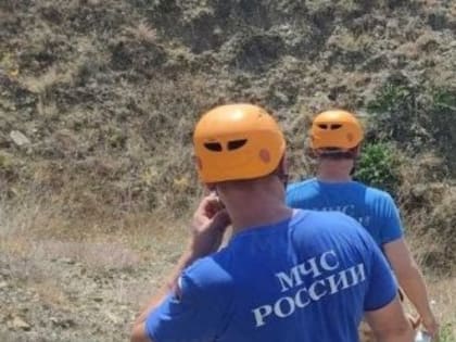 Вечером 15 августа спасатели оказали помощь туристу в горах, используя альпинистское снаряжение