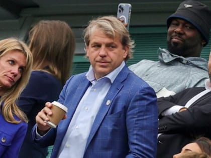 Евро и доллары играют в футбол