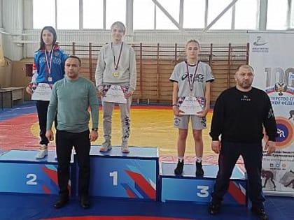Все победители и призеры первенства ЮФО по женской борьбе среди девушек до 18 лет