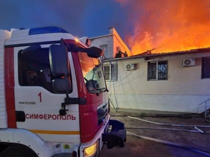 Склад на площади 1 тыс кв. м горит в Симферополе